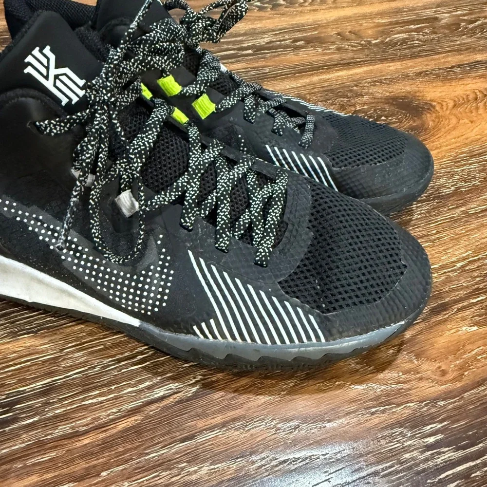 Nike Size 6Y Kyrie Flytrap 5 Kids Basketball Shoes Black White Volt DD0340-002
